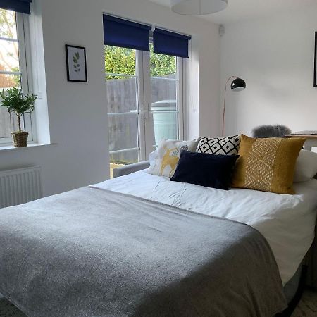 Stylish & Spacious 3 Bed House With 2 Free Car Parking Spaces Villa Appledram Exteriör bild