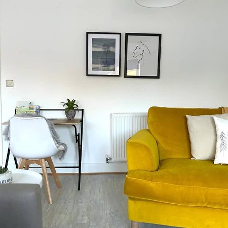 Stylish & Spacious 3 Bed House With 2 Free Car Parking Spaces Villa Appledram Exteriör bild