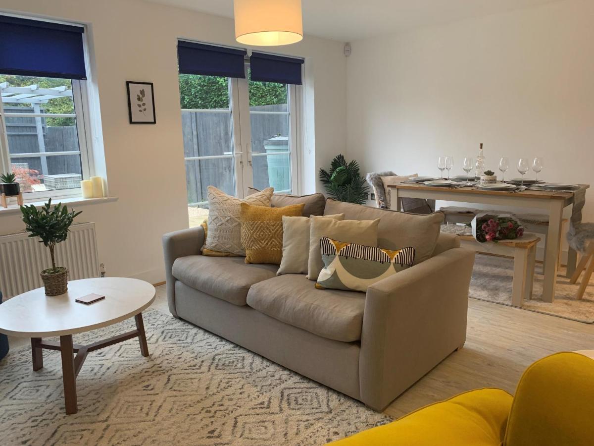 Stylish & Spacious 3 Bed House With 2 Free Car Parking Spaces Villa Appledram Exteriör bild