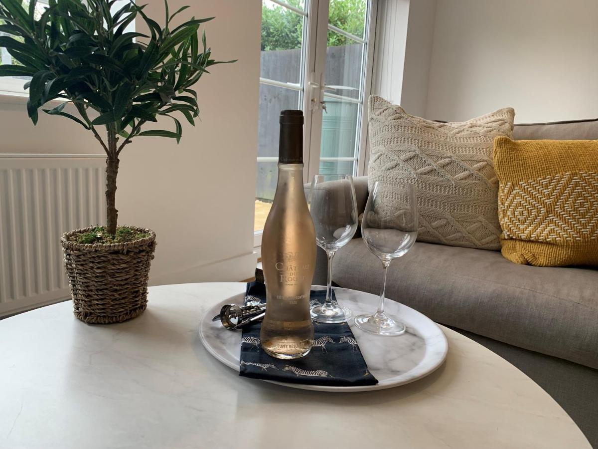 Stylish & Spacious 3 Bed House With 2 Free Car Parking Spaces Villa Appledram Exteriör bild