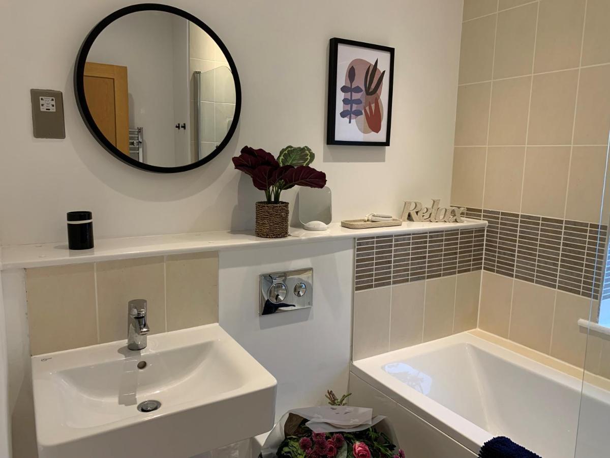 Stylish & Spacious 3 Bed House With 2 Free Car Parking Spaces Villa Appledram Exteriör bild