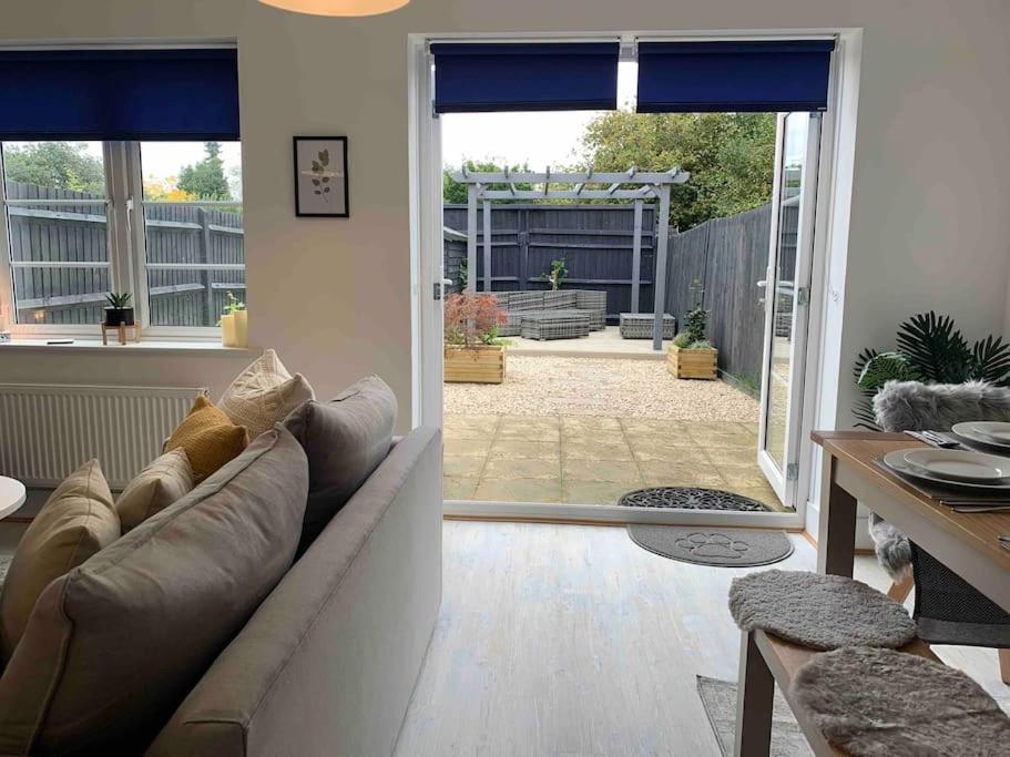 Stylish & Spacious 3 Bed House With 2 Free Car Parking Spaces Villa Appledram Exteriör bild