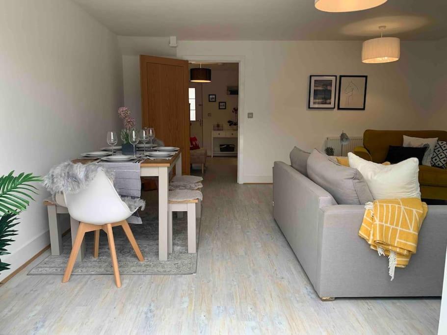 Stylish & Spacious 3 Bed House With 2 Free Car Parking Spaces Villa Appledram Exteriör bild