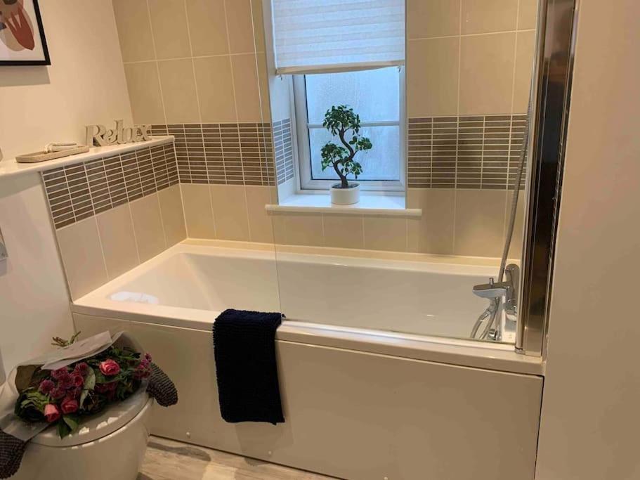 Stylish & Spacious 3 Bed House With 2 Free Car Parking Spaces Villa Appledram Exteriör bild