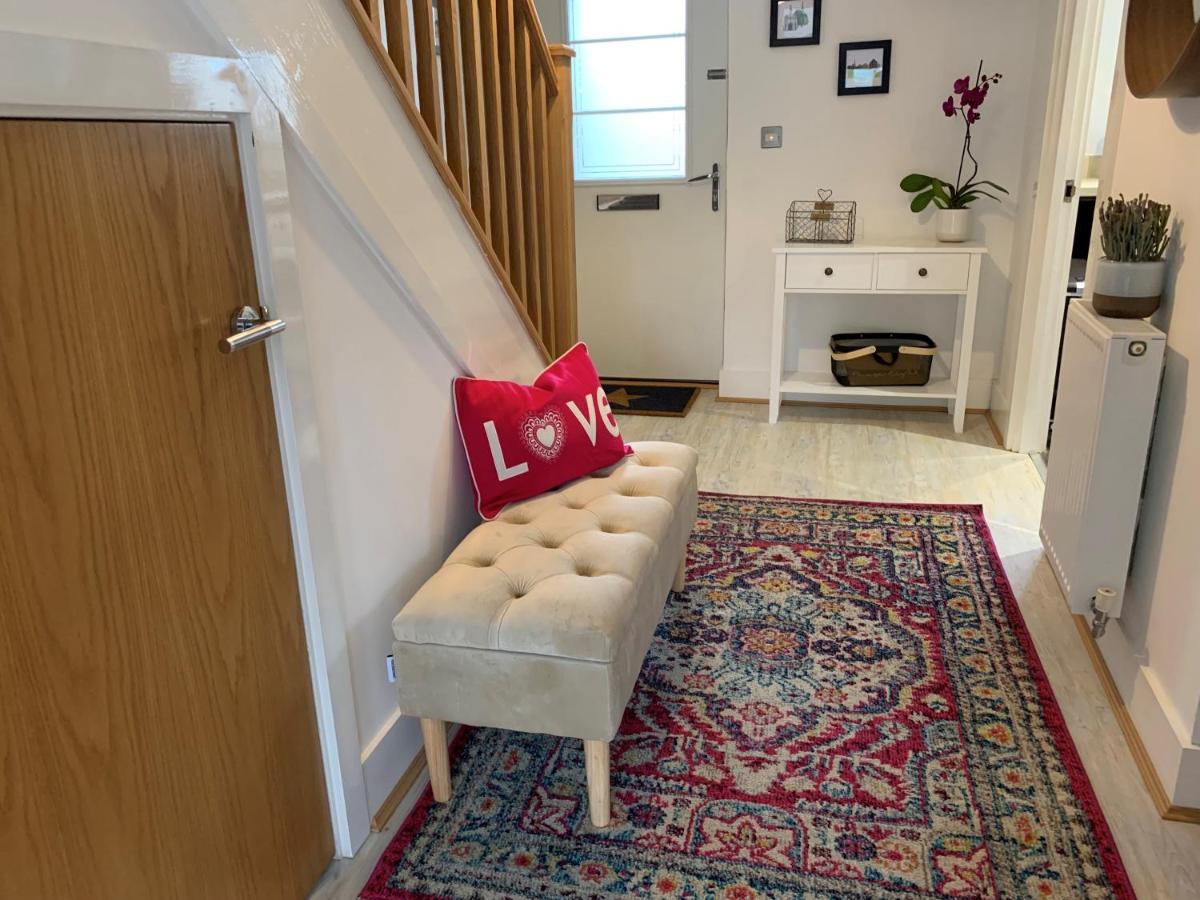 Stylish & Spacious 3 Bed House With 2 Free Car Parking Spaces Villa Appledram Exteriör bild
