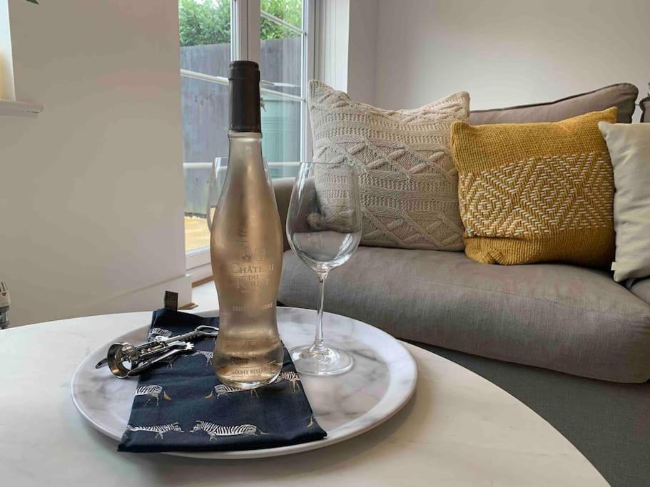 Stylish & Spacious 3 Bed House With 2 Free Car Parking Spaces Villa Appledram Exteriör bild