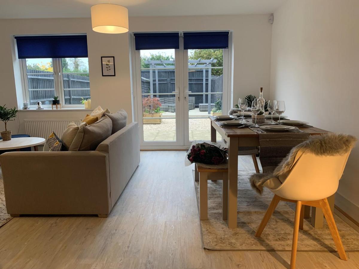 Stylish & Spacious 3 Bed House With 2 Free Car Parking Spaces Villa Appledram Exteriör bild