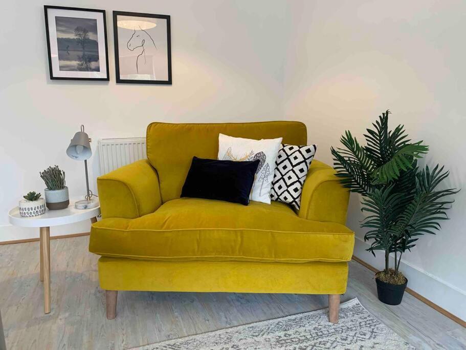 Stylish & Spacious 3 Bed House With 2 Free Car Parking Spaces Villa Appledram Exteriör bild