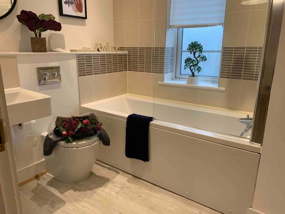Stylish & Spacious 3 Bed House With 2 Free Car Parking Spaces Villa Appledram Exteriör bild