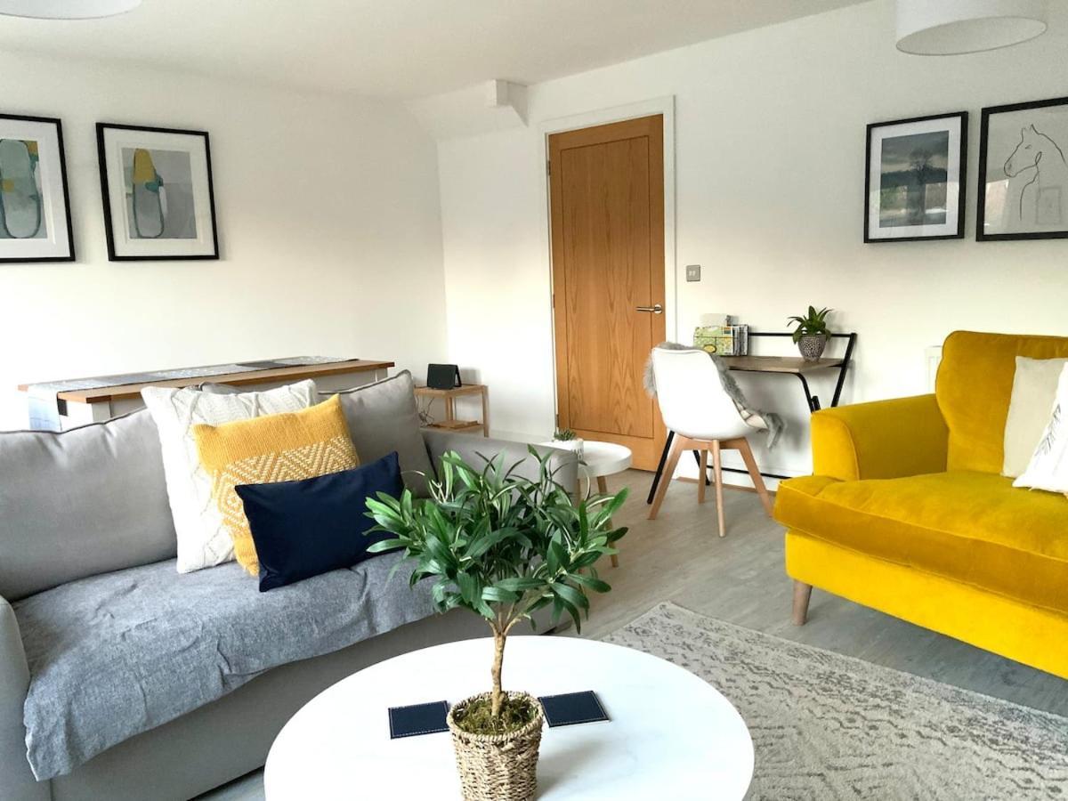 Stylish & Spacious 3 Bed House With 2 Free Car Parking Spaces Villa Appledram Exteriör bild