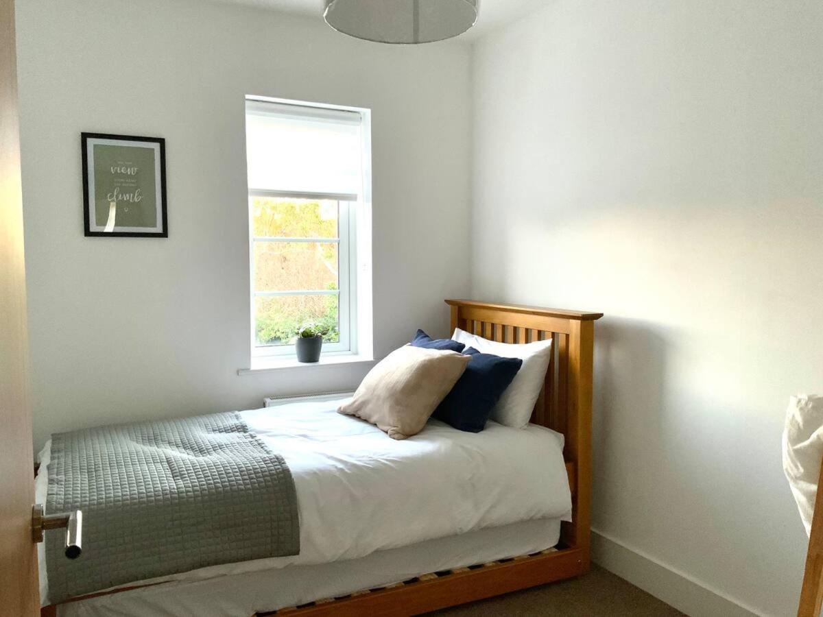Stylish & Spacious 3 Bed House With 2 Free Car Parking Spaces Villa Appledram Exteriör bild